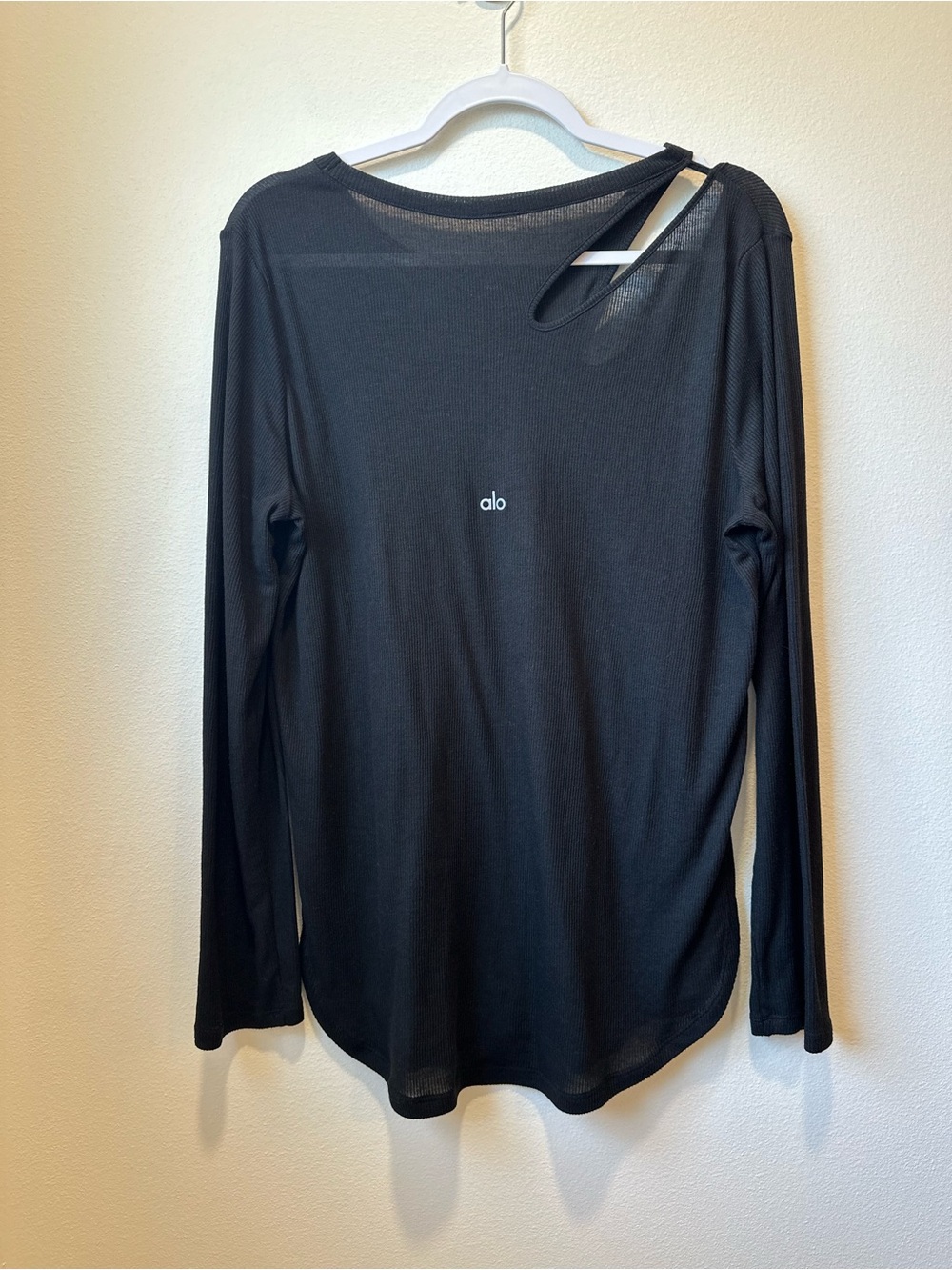 Alo Yoga Black Ribbed Long Sleeve Cutout Top Size Tag Missing L/XL - Picture 2 of 9